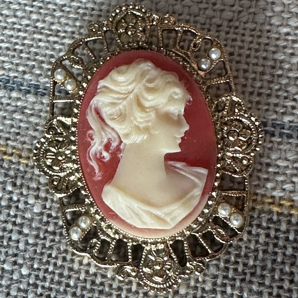 Cameo brooch vintage